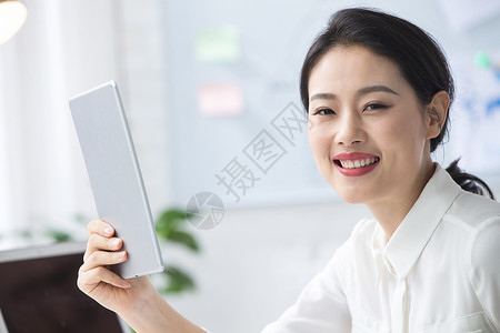 亚洲人东亚白昼青年商务女人使用平板电脑办公图片