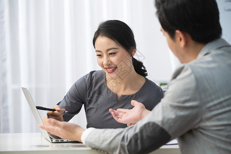 新创企业彩色图片不看镜头青年商务男女在办公图片