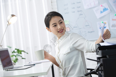 职业人亚洲人青年商务女人在办公背景图片
