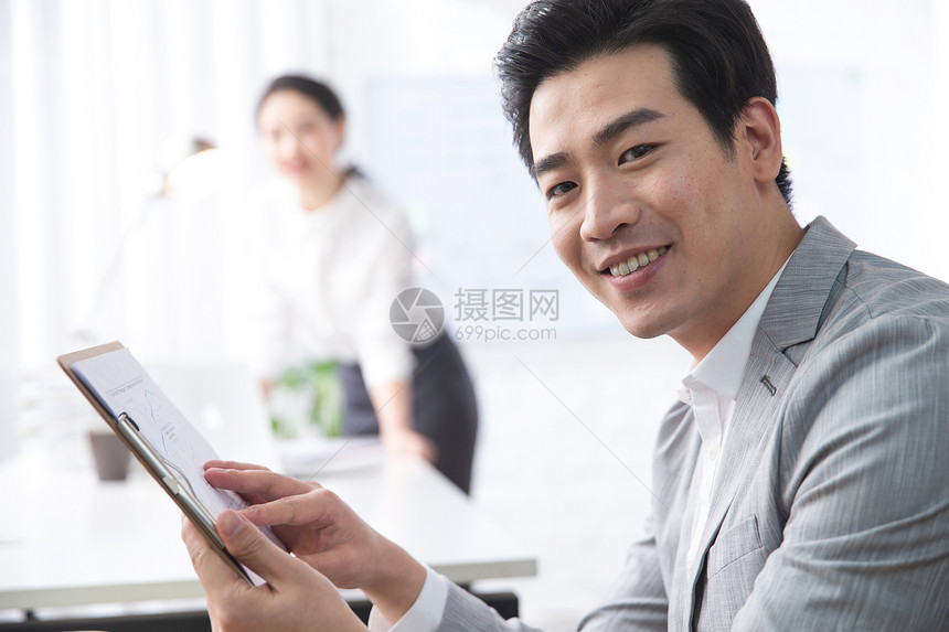 亚洲文件夹技能青年商务男女在办公图片