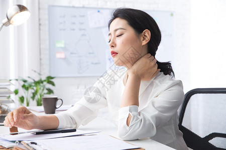 笔记本电脑青年商务女人在办公高清图片