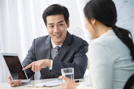 青年商务男女在办公图片