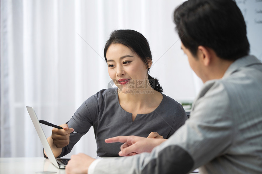 白昼成年人快乐青年商务男女在办公图片