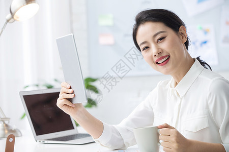 专业人员青年人青年女人青年商务女人使用平板电脑办公图片