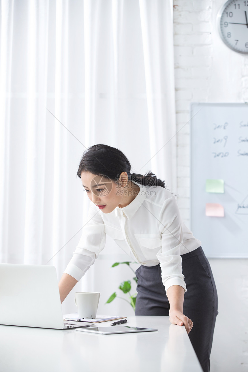 职业工作20多岁青年商务女人使用笔记本电脑办公图片