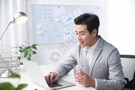 工作亚洲轻松办公青年商务男人使用平板电脑办公图片