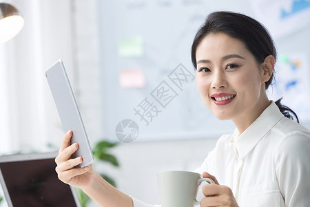 成年人欢乐亚洲人青年商务女人使用平板电脑办公图片