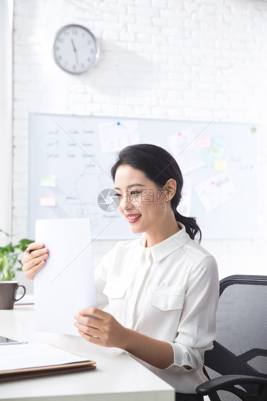 亚洲人青年人销售青年商务女人在办公图片