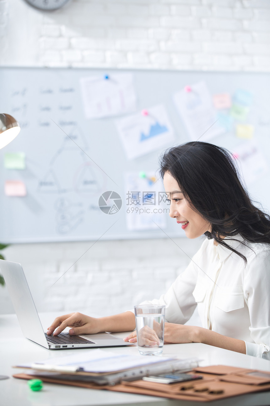 互联网户内工作场所青年商务女人使用笔记本电脑办公图片