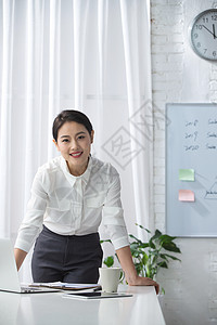 满意亚洲人摄影青年商务女人使用笔记本电脑办公图片