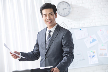 亚洲白昼成就青年商务男人在办公图片