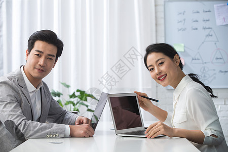 亚洲自信东方人青年商务男女在办公图片