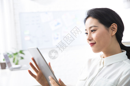 彩色图片轻松的办公环境工作青年商务女人使用平板电脑办公图片