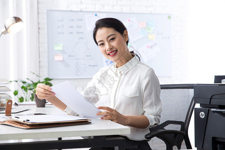 握在手里的数据自信亚洲人半身像青年商务女人在办公背景