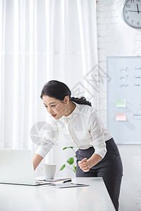 人垂直构图女商人青年商务女人使用笔记本电脑办公高清图片