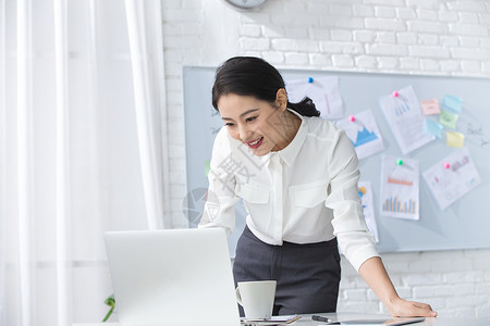 东亚女商人白昼青年商务女人使用笔记本电脑办公图片