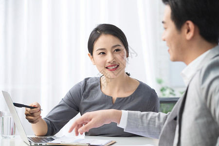 轻松技能专业人员青年商务男女在办公图片