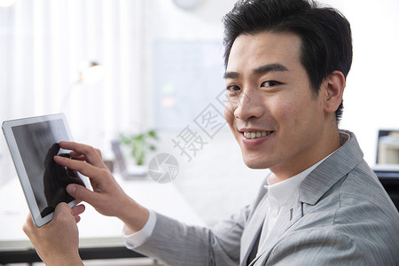 行政人员摄影欢乐青年商务男人拿着平板电脑办公图片