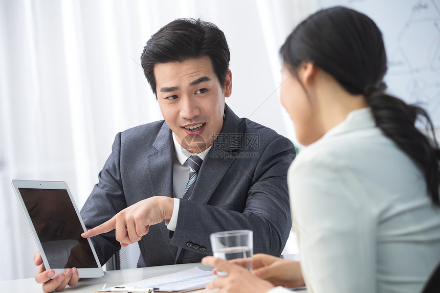 办公室职员查看ipad青年商务男女在办公图片