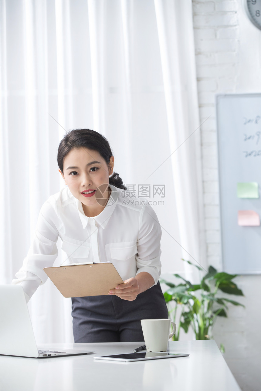 轻松办公亚洲人新创企业青年商务女人在办公图片