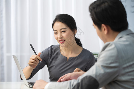 不看镜头专业人员青年商务男女在办公图片