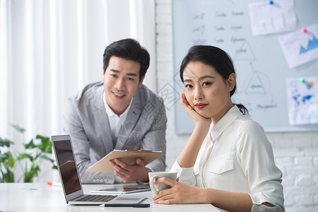 成就白领人青年商务男女在办公图片