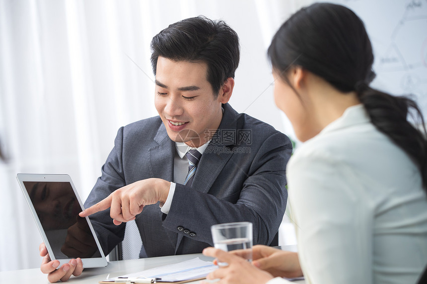 自信办公室快乐青年商务男女在办公图片