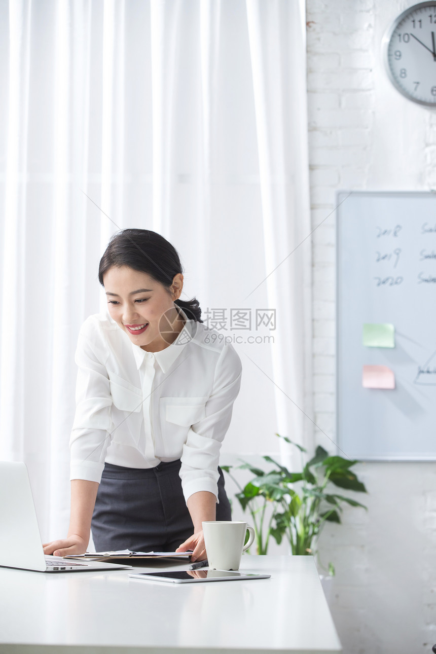 白领办公区办公室职员青年商务女人使用笔记本电脑办公图片