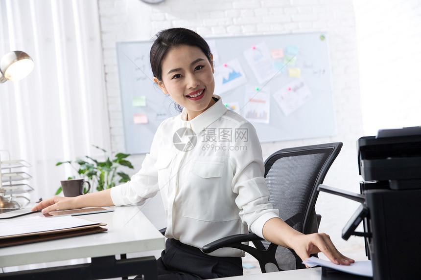 职业办公桌青年商务女人在办公图片