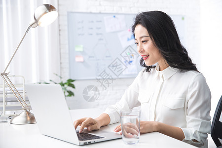 自信放松青年商务女人使用笔记本电脑办公图片