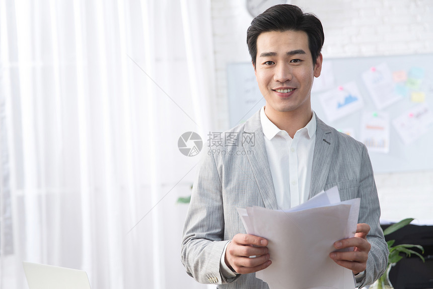 纸亚洲人水平构图青年商务男人在办公图片