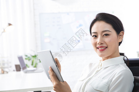 彩色图片轻松新创企业青年商务女人使用平板电脑办公图片