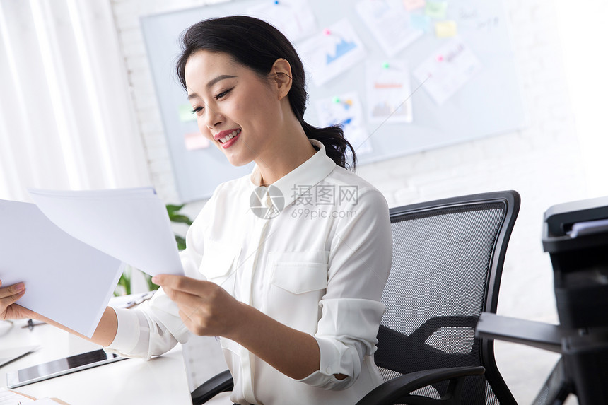 办公区商务人士技能青年商务女人在办公图片