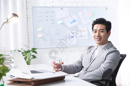 职业公司企业青年商务男人使用平板电脑办公图片