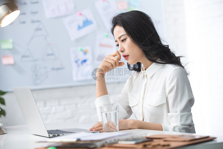 女商人亚洲人人青年商务女人使用笔记本电脑办公图片