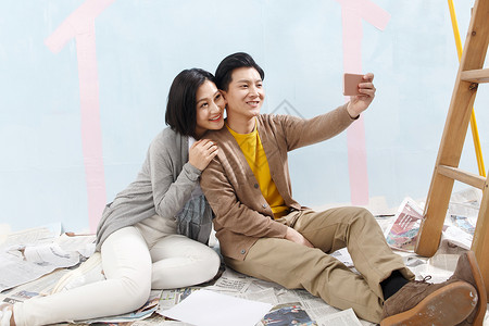 乐趣网络社交布置年轻夫妇用手机拍照图片