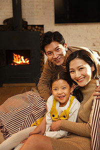 休闲生活家庭生活燃烧幸福的一家三口图片