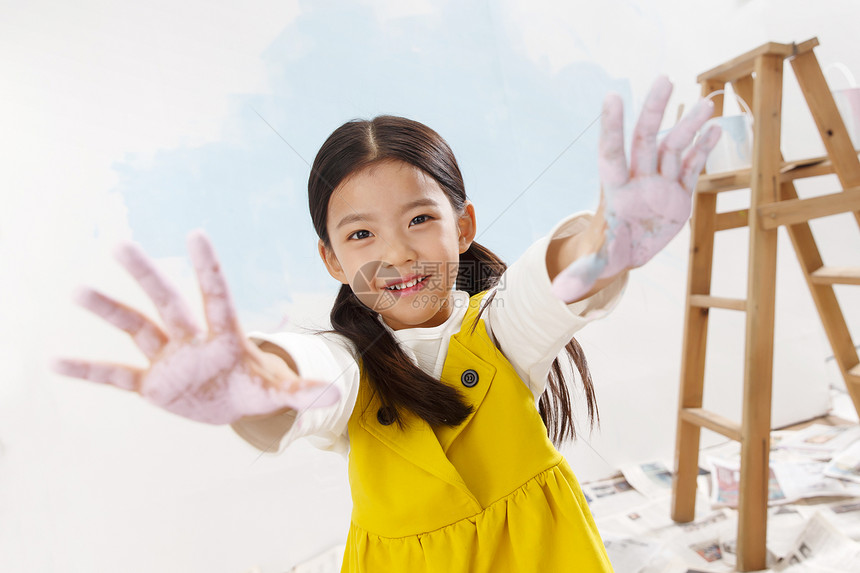 舒适墙壁家装满手涂料的小女孩图片