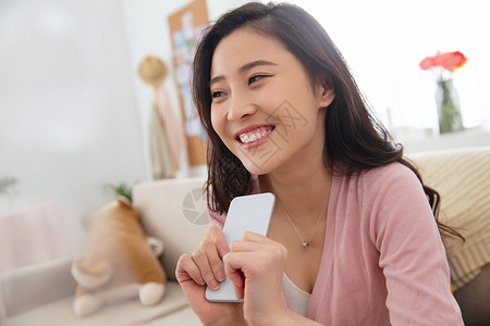 发短信智能手机温馨家园快乐的青年女人图片