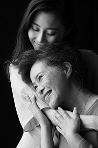 老年女人关爱拥抱幸福母女高清图片