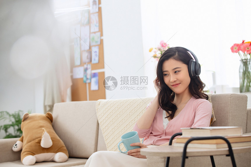 耳机健康生活方式享乐快乐的青年女人听音乐图片