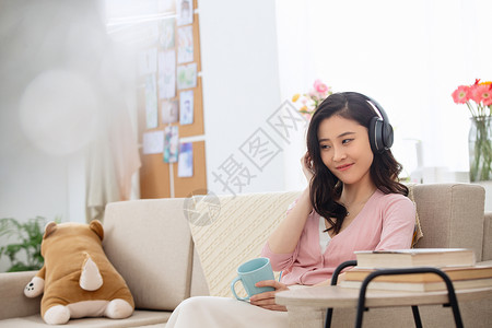 耳机健康生活方式享乐快乐的青年女人听音乐图片