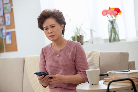 亚洲人住宅房间老年女人忧虑的老年人图片