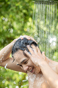 头在水里个人护理健康的亚洲年轻男人在户外淋浴洗头背景