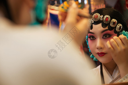 专门技术文化青年女人女京剧演员后台化妆高清图片