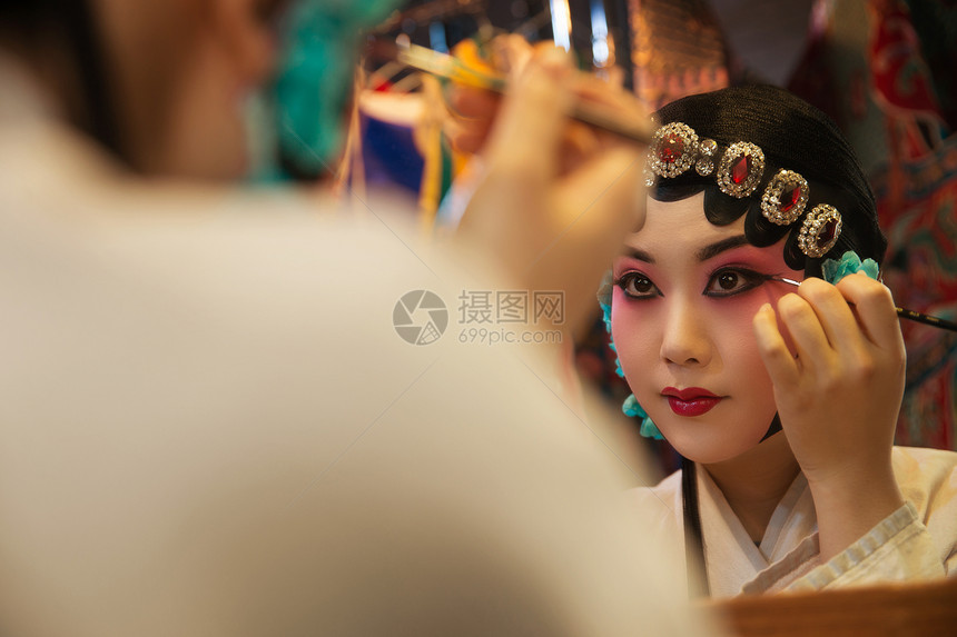 20多岁创作行业动作女京剧演员后台化妆图片
