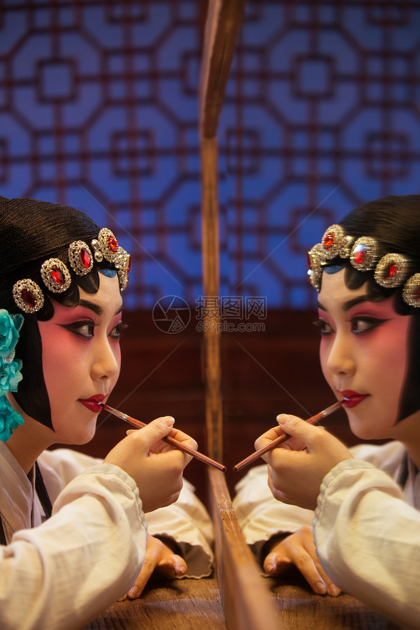 装饰物表演艺术活动舞台化妆女京剧演员后台化妆图片