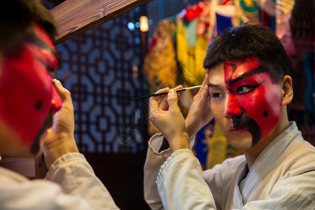 京剧头头和肩膀传统20多岁男京剧演员后台化妆背景