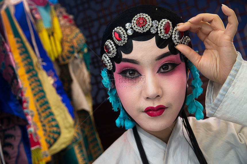 青年人亚洲东亚文化女京剧演员后台化妆图片
