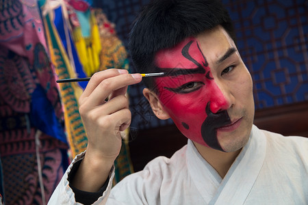 亚洲人刷东亚文化男京剧演员后台化妆图片